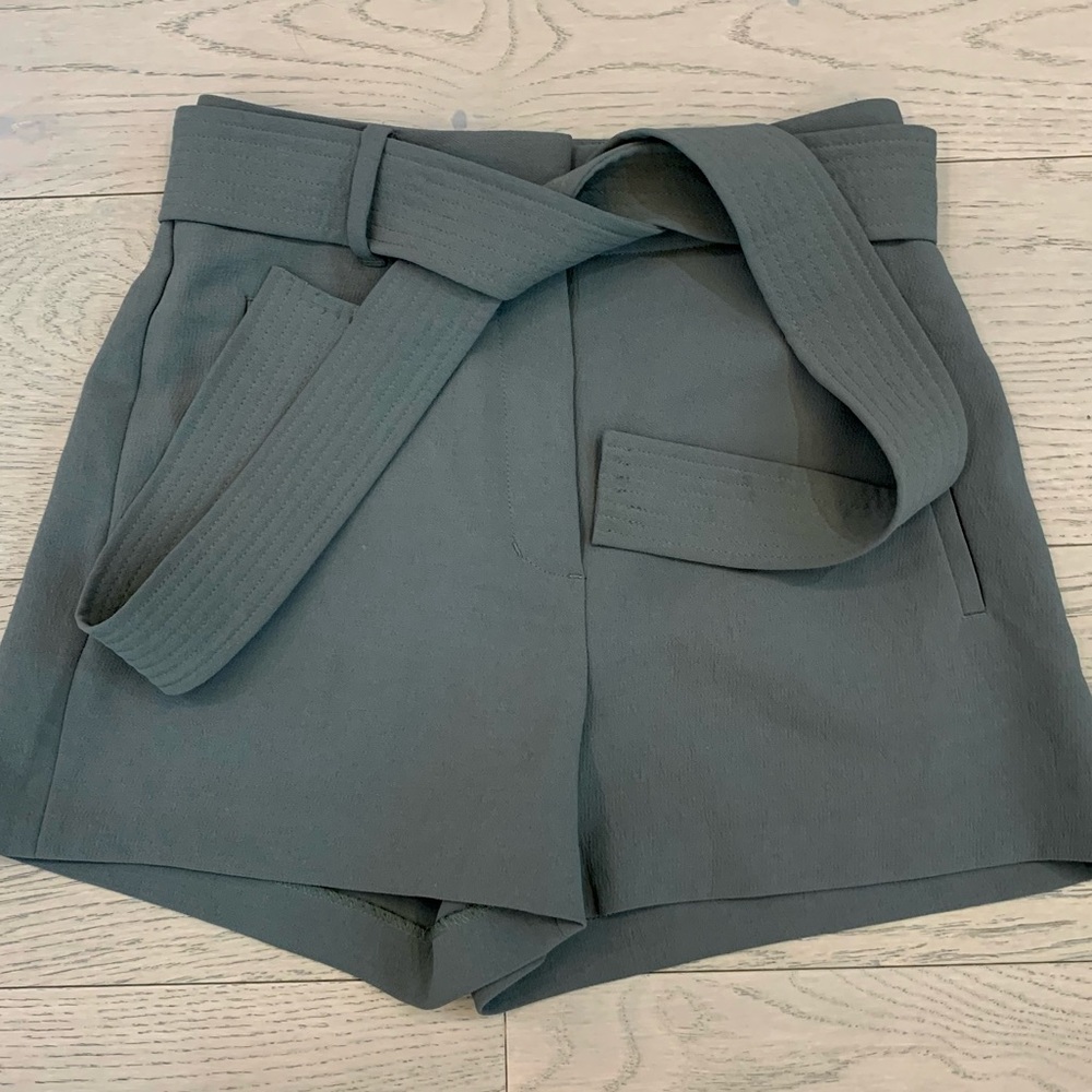 Wilfred Aritzia green olive shorts with belt 💞❤️